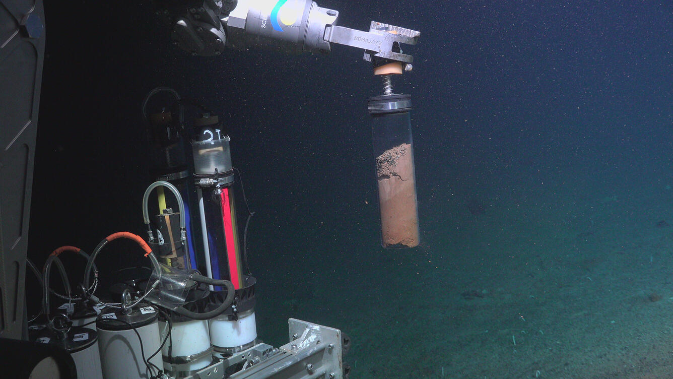 A remotely operated vehicle collecting sediment samples at the Eastern Galapágos Spreading Center