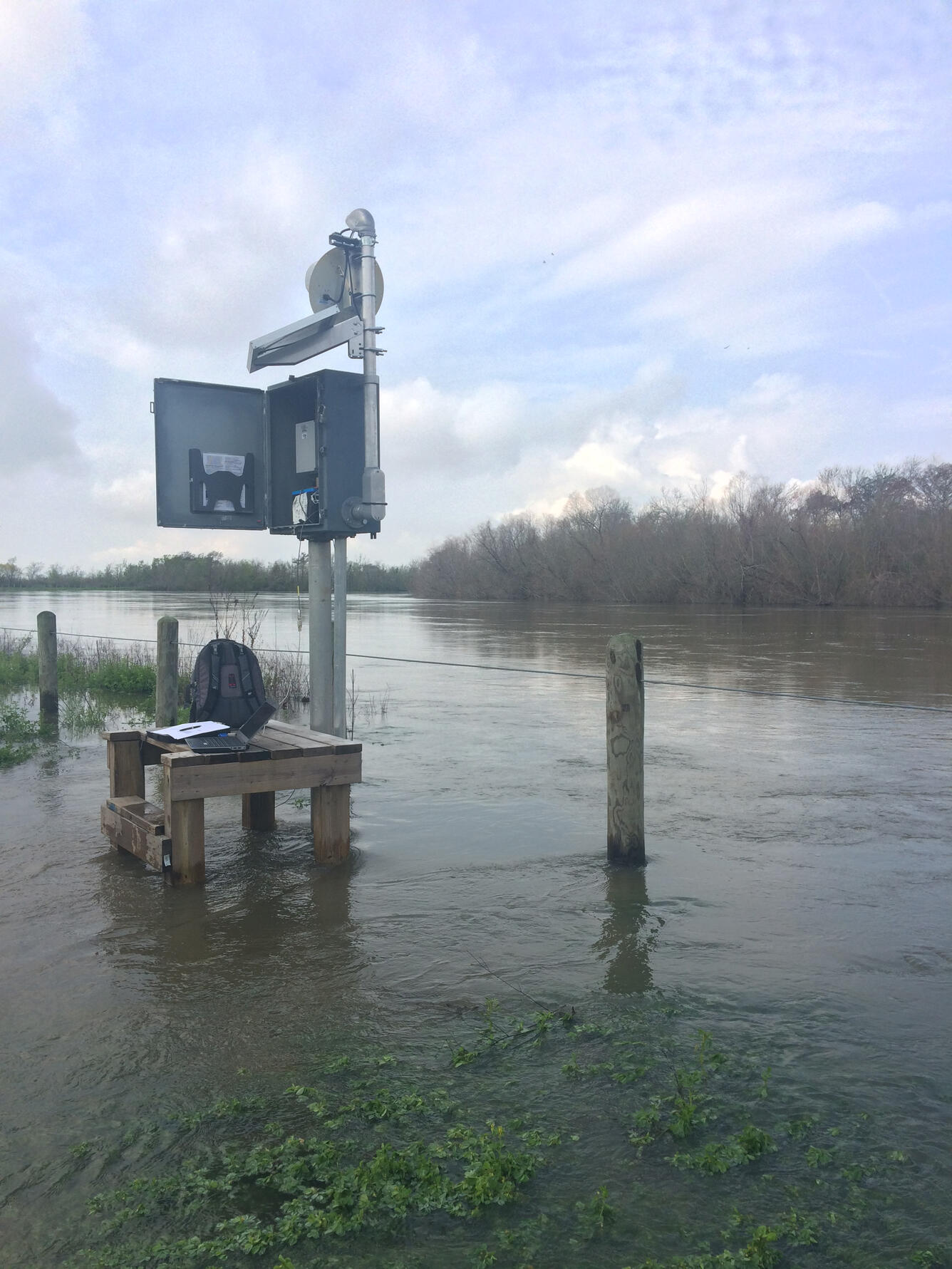 Photo of USGS streamgage measures flooding in the lower Trinity River 