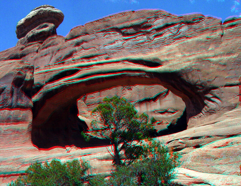 3D photo of Tower Arch in the Klondike Bluffs area.