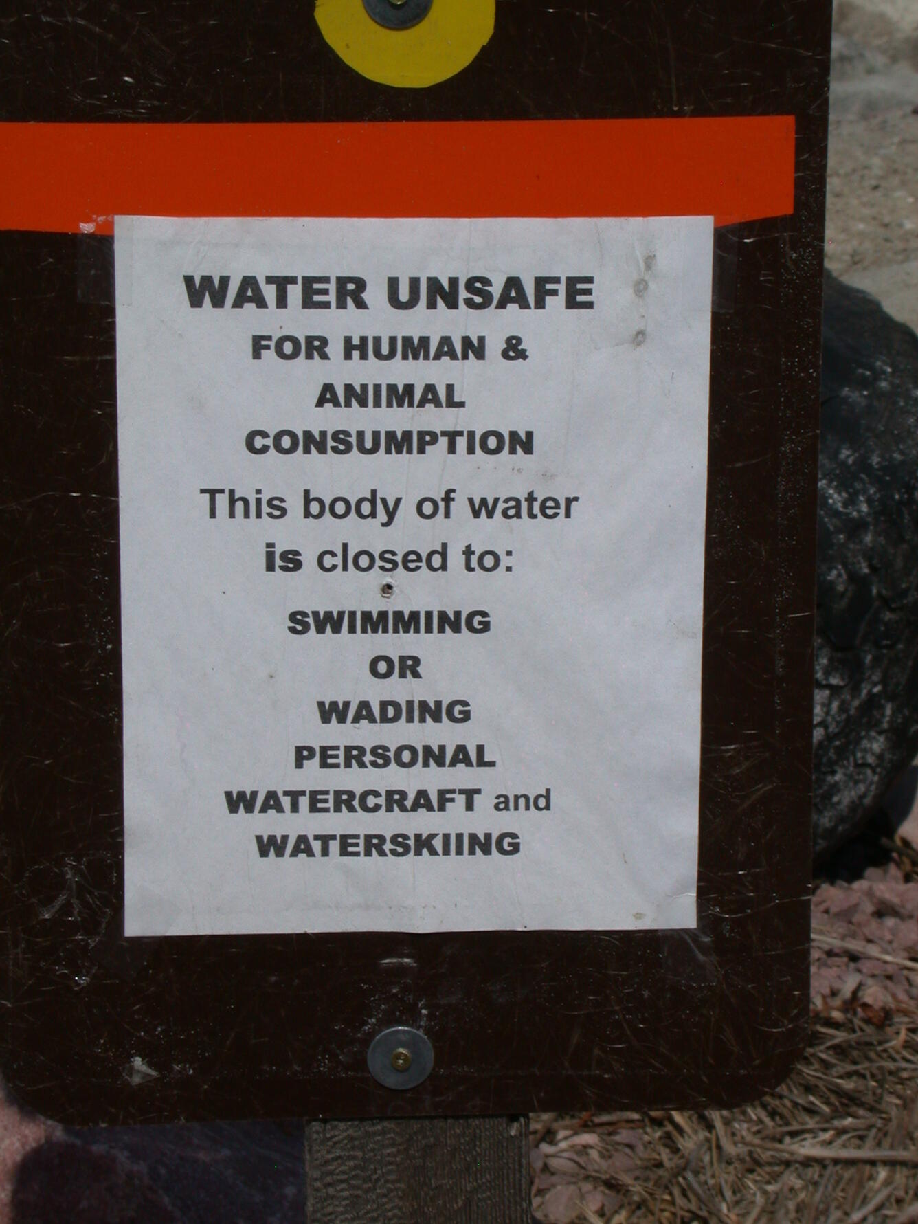 Sign warning the public of harmful algal bloom in Willow Creek Reservoir