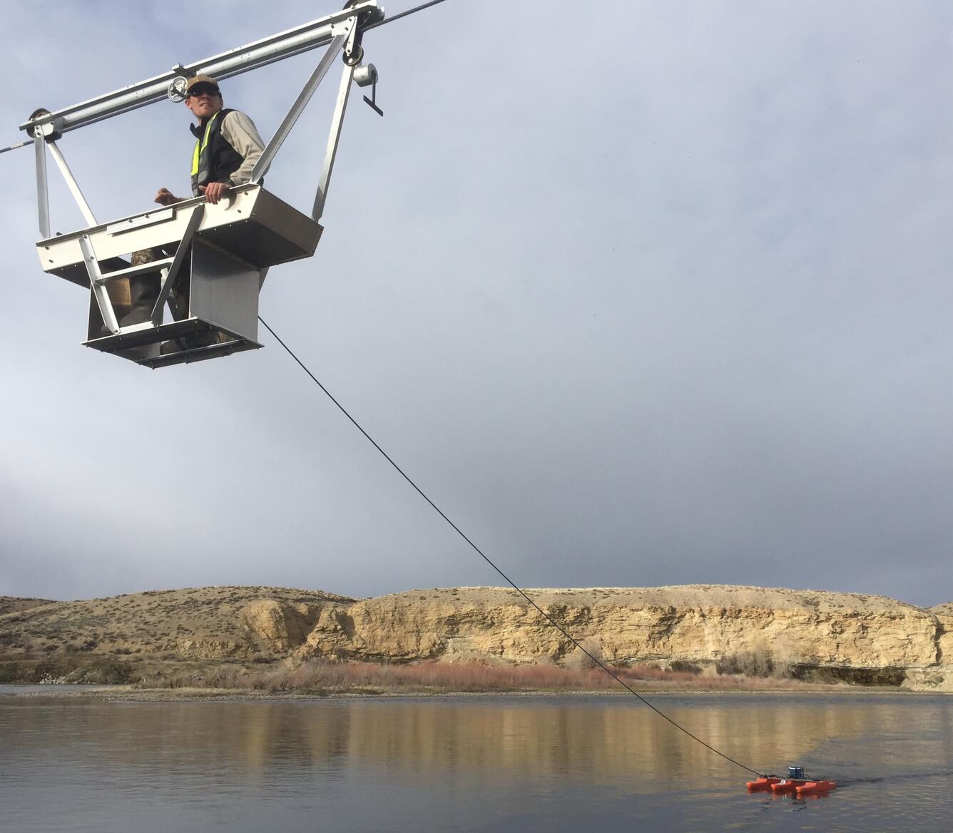Measuring streamflow from a cableway, Green River blw Fontenelle Resv