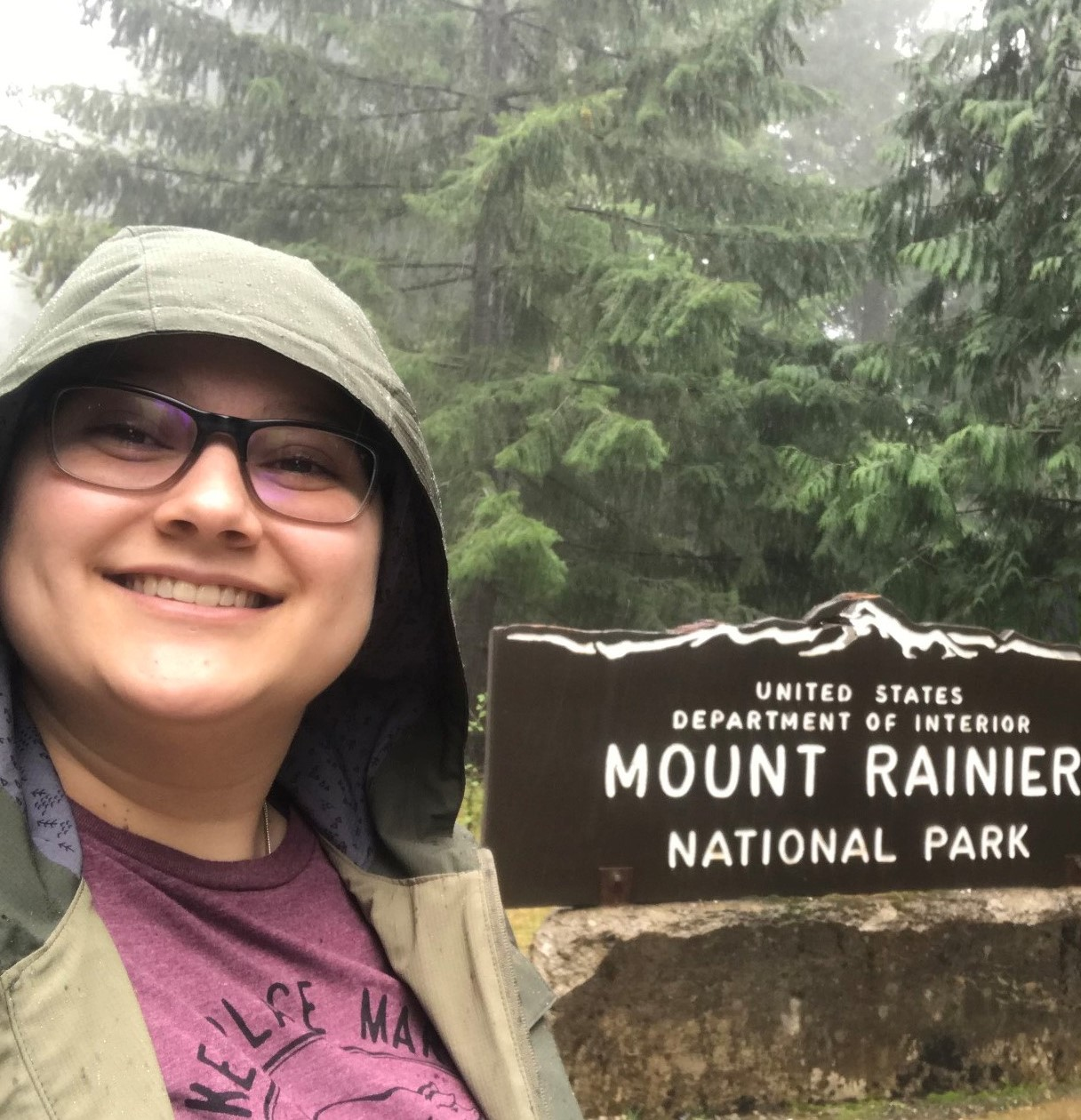 Lexi Lamberts by the Mt Ranier National Park sign