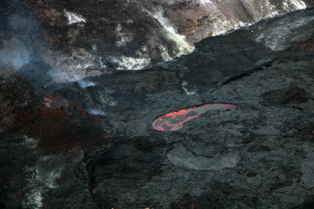 USGS Hawaiian Volcano Observatory geologists observed fluid lava on the surface of the lava lake in Halema‘uma‘u, at the summit 