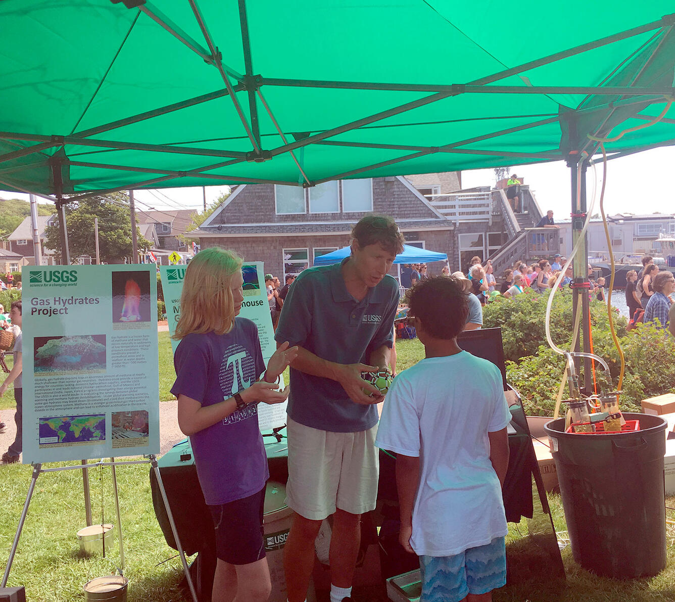 Image of Bill Waite talking to 2 boys at the Woods Hole Science Stroll